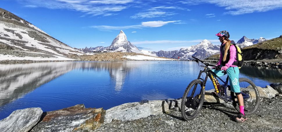 Perla Švýcarska, to je Zermatt se svou dominantou, která se zkrátka neokouká. Co středisko nabízí bikerům?