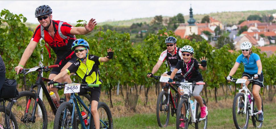 Znojemská Burčák tour je akcí pro cyklo a vinařské fajnšmekry. Nový burčák je k dostání přímo na občerstvovačkách a organizátoři mají prozíravě připravenou záložní trasu. Jede se v