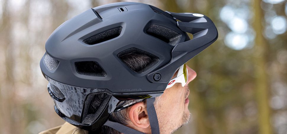 Otestovali jsme dostupnější model moderně pojaté trailové helmy od Endury...