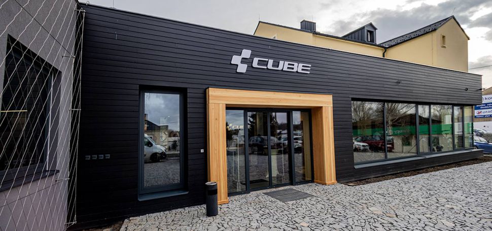 Další zajímavou společenskou událostí letošního roku v cyklistice bylo včerejší otevření značkové prodejny Cube...