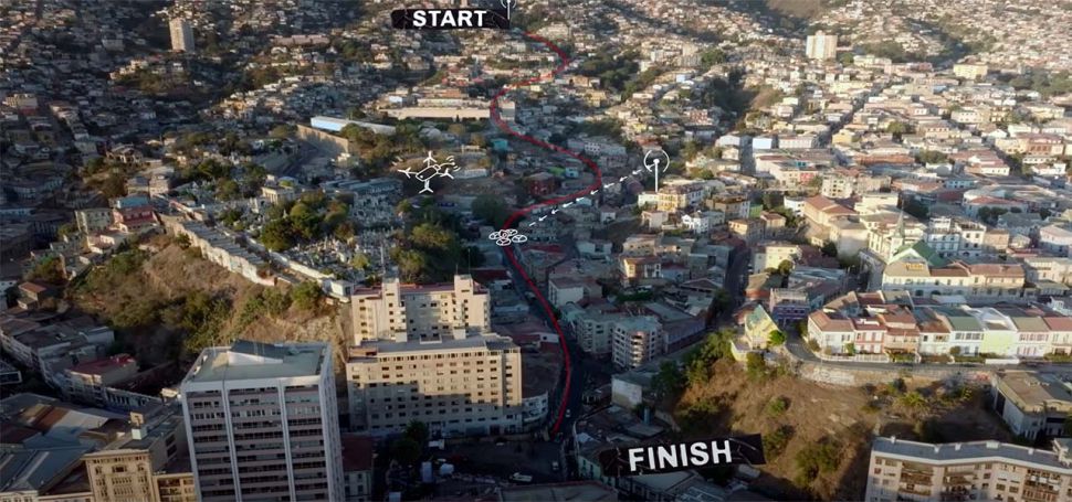 Při nedávném čilském downtown závodě v městě Valparaisu nešlo jenom o výsledky. Mediální štáb RedBullu povolal pro výrobu unikátního video obsahu špičkový tým dronařů, jehož úkolem