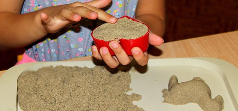 Kinetický písek je hračka, která bude bavit i vás