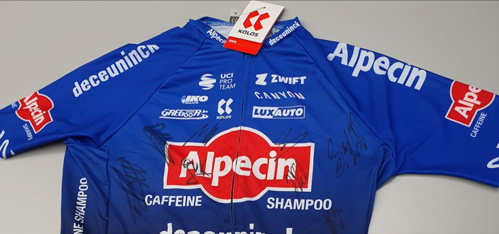 Zapojte se a pomožte! Charitativní dražba podepsaných cyklistických dresů Van der Poela, Schurtera a Hirta na podporu 14leté handicapované sportovkyně Alex Borské!