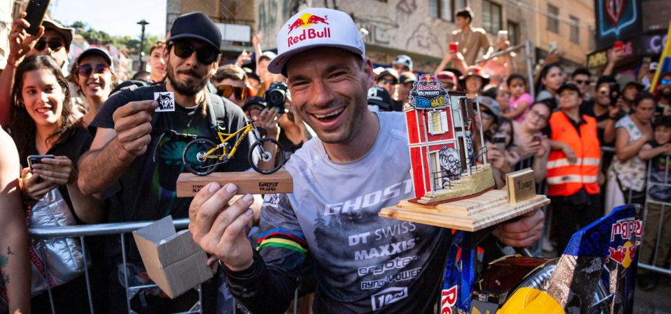 Hranice závodění v městských sjezdech se posunuly do extrému. Co nám prozradil Tomáš Slavík po svém třetím vítězství v Red Bull Valparaíso...?