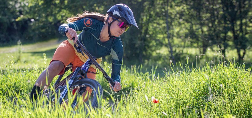 Pestrobarevný biking aneb dámské novinky Endura v akci