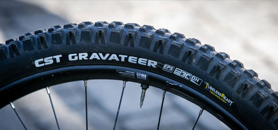 Test: Enduro / DH pl᚝ CST Gravateer