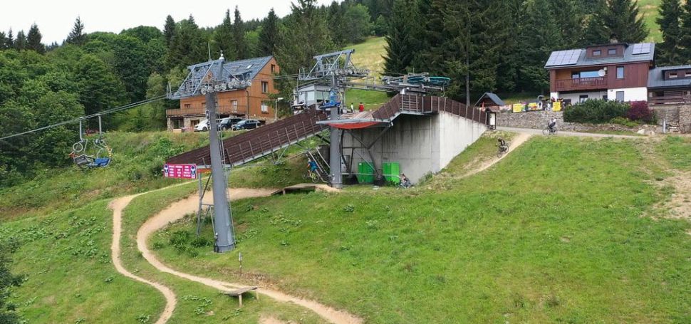 V Rokytnici nad Jizerou kon tamn bikepark 