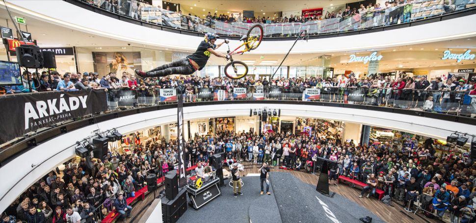 Bikei znovu obsad obchodn centrum Arddy. DownMall se vrac 