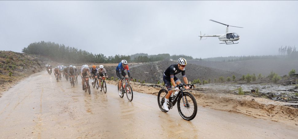 Gravel Burn 2025 se rozjel, peloton zaskoil d隝 a zima