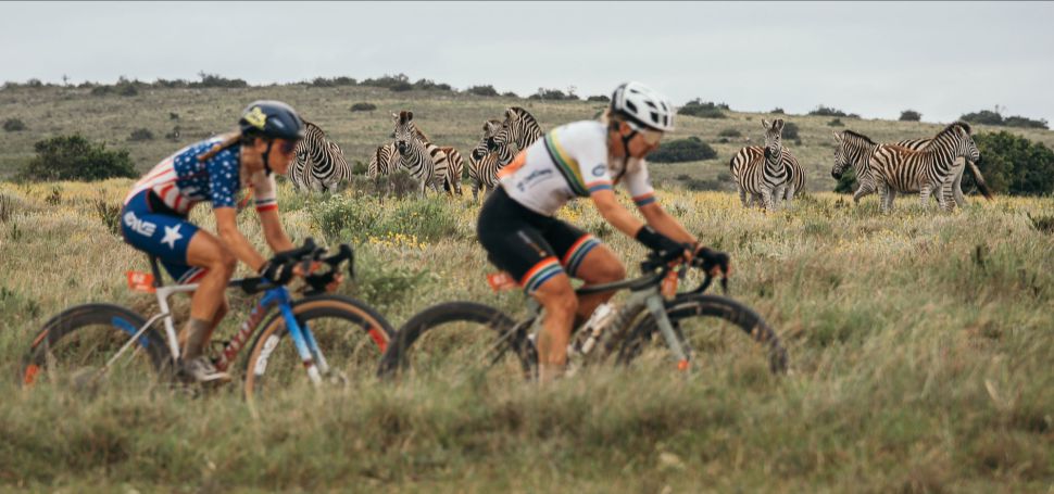 Prvn ronk Gravel Burn pln slunce, blta, vtru a dramat. Triumfuj Beers a Dubau-Prvot