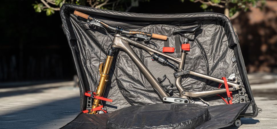 Evoc pedstavuje nov zpsob cestovn s kolem. Takto vypad nejnovj pepravn vak uzpsoben speciln pro horsk kola...
