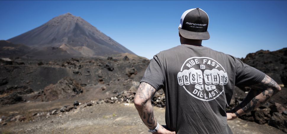 Gaspi a jeho dal blznovina: na e-biku pokoil sopku Pico do Fogo: nahoru i dol