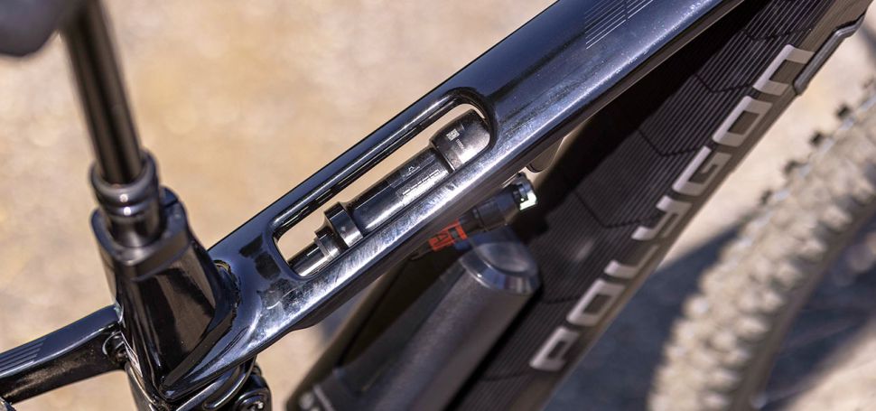 Je neokoukan, zajmav s lehkm pohonem Bosch ale baterkou, kter nejde snadno vyndat z rmu. Co to je? Nov trailov ebike od Polygonu...