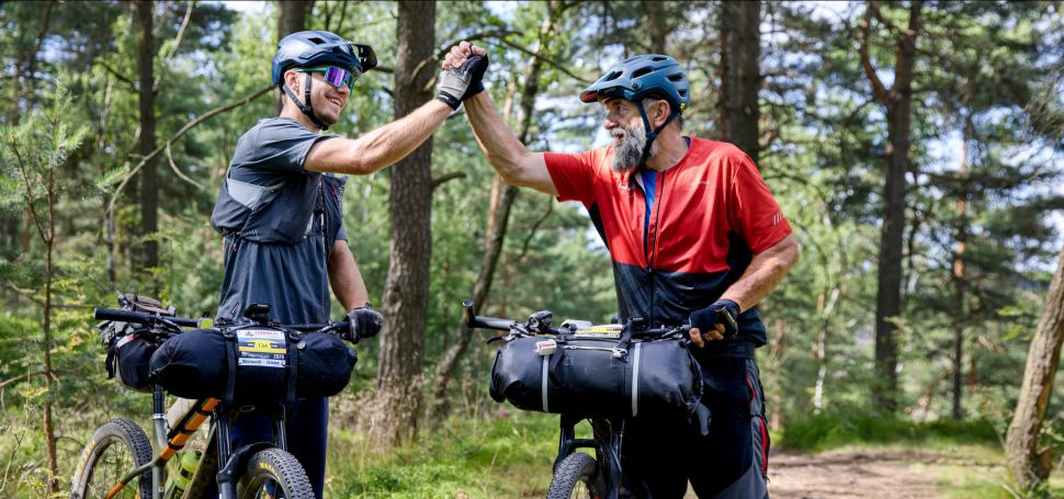 1000 Miles Adventure 2025: p�t lid�, p�t p��b�h�, stovky z�itk�