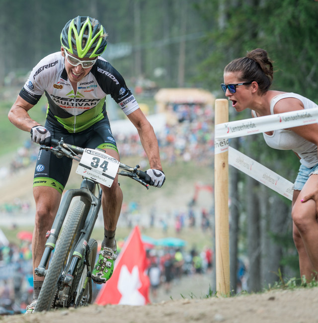 Přítelkyně Zuzka povzbuje Ondru Cinka se stejným nasazením, jako se on rve o medaili v Lenzerheide
