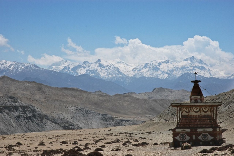 Msn krajina Mustangu s hradbou hlavnho himaljskho hebene v pozad 