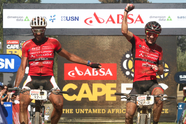 Nicola Rohrbach a Matthias Pfrommer - dvojka favorizovaného týmu Centurion Vaude vyhráli historickou 100 etapu Cape Epic
