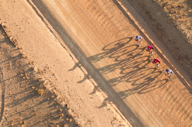 Fotograf Gary Perkin opět nabízí neobvyklé pohledy na cyklisty