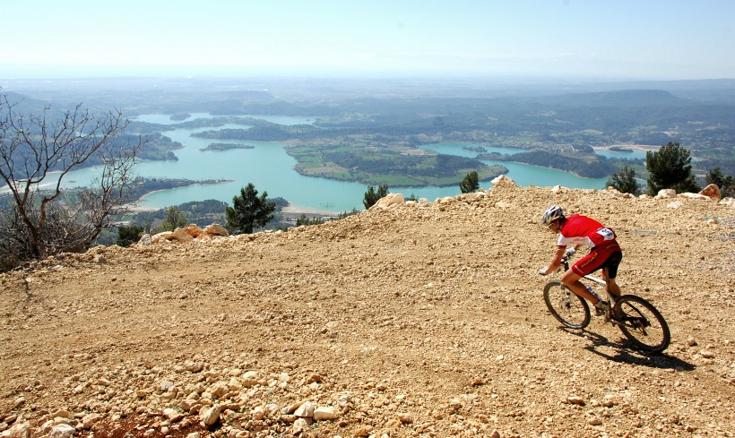 SP XCM #1 Manavgat 2008 - sjezd (v pozad manavgatsk jezera a v oparu moe)