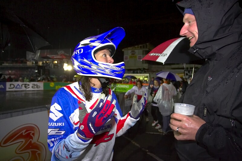 Nissan UCI MTB World Cup 4X #7 - Schladming, 12.9. 2008  - Jana Horkov sdluje prvn dojmy z bronzu Dlouhnovi