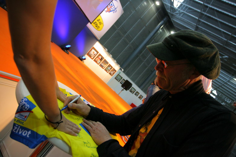 Sport Life, Brno 6.-9.11. 2008 - Gary Fisher se pipojuje k podpisu na dres pro Jirku Pu