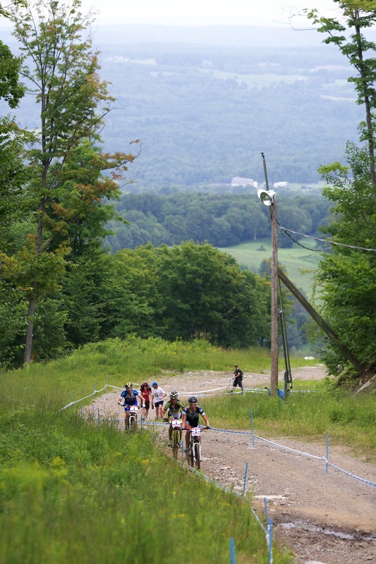 Nissan UCI MTB World Cup XCO #6 - Bromont /KAN/ 2.8. 2009 - prvn trojice dam se bl na nejvy bod okruhu - Byberg, Kalentieva, Pendrel