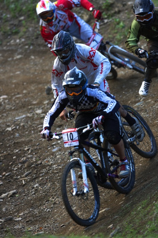 Nissan UCI MTB World Cup 4X/DH #7 - Bromont 1.8. 2009 - Johannes Fischbach vede rozjku, posledn je se sedmikou Wichman, pozdj vtz celeho zvodu