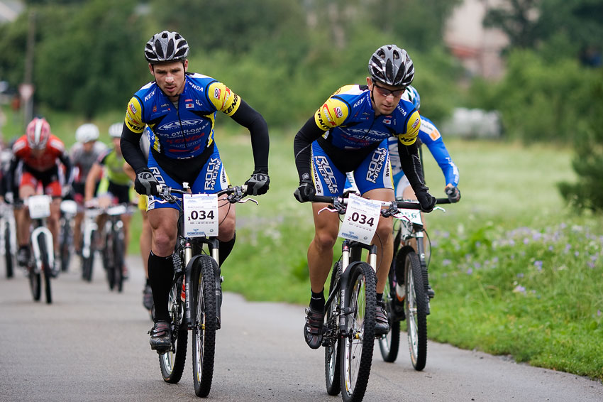 Bikechallenge 2009 - Franta ilk a Petr Sulzbacher na jednom z mla asfalt stoupaj k nchodsk Vyhldce
