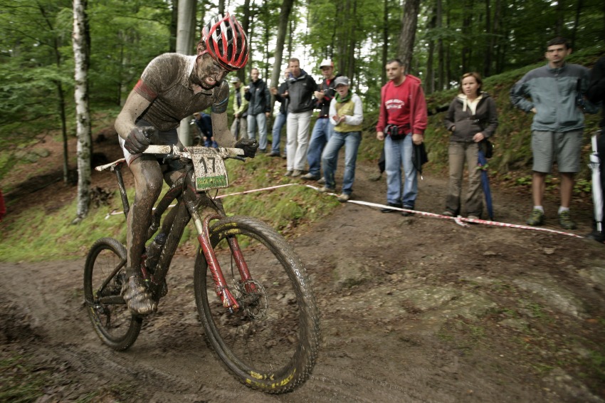 Mistrovstv R MTB XC 2009 - Karlovy Vary: Jirka Novk se ene za druhm tybarem