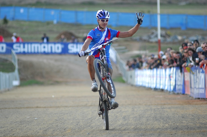 Mistrovstv svta MTB XC 2009, Canberra - mui U23: Peter Sagan kon tvrt s typickm gestem