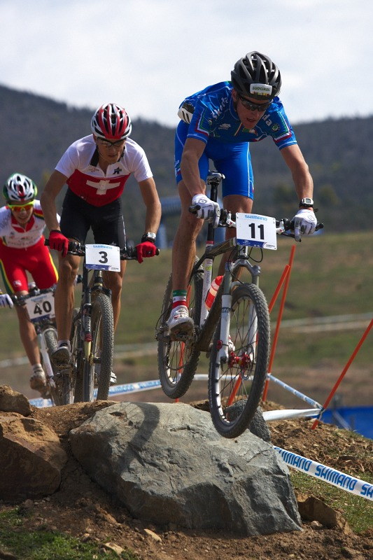 Mistrovstv svta MTB XC 2009, Canberra /AUS/ - vedouc trojice se skokem nedla pli velkou hlavu