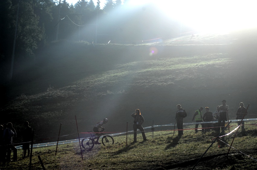 SP XC Schladming /AUT/ 19.9.2009 - junioi & juniorky: nron stoupn po sjezdovce