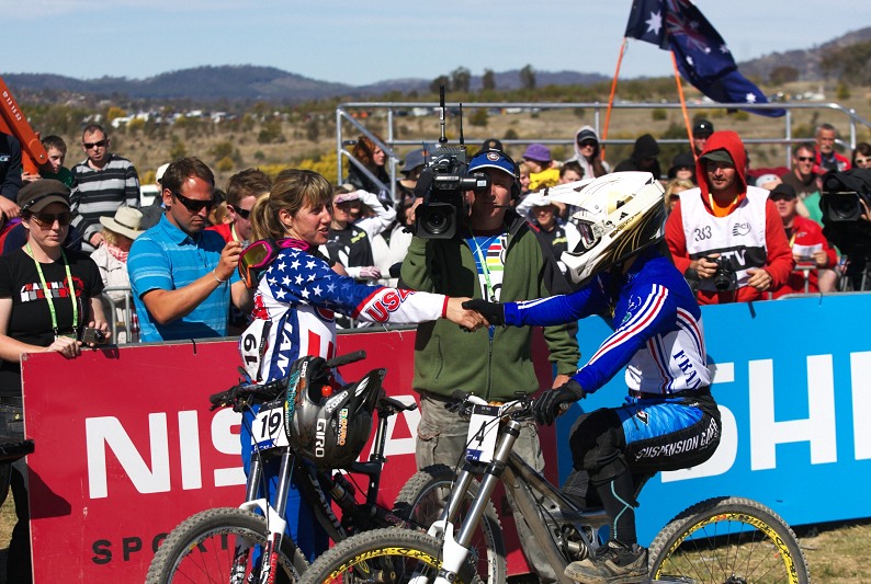 Mistrovstv svta MTB DH 2009, Canberra /AUS/ - Emmeline Ragot prv dorazila do cle, stdala Kathy Pruitt, ale jet netuila, e bude ten den nejrychlej...