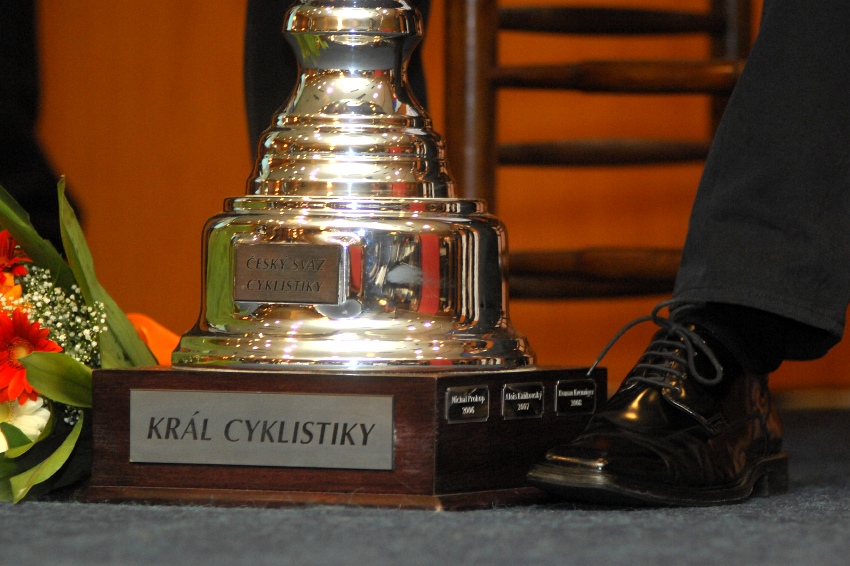 Krl cyklistiky 2009 - na trofeji je i ttek se jmnem dosud jedinho bikera Michala Prokopa z roku 2006