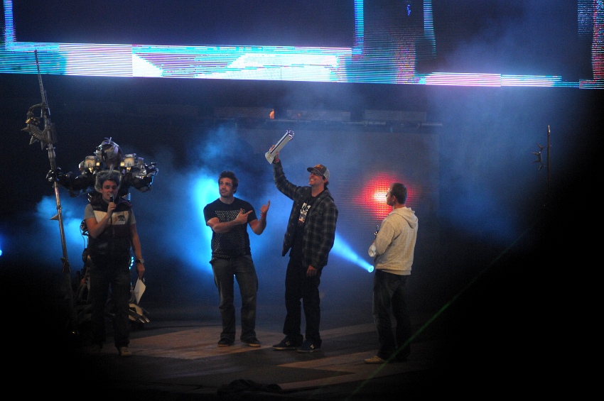 FMX Gladiator Games 2009, Praha: Travis Pastrana pebr cenu pro nejlepho jezdce desetilet