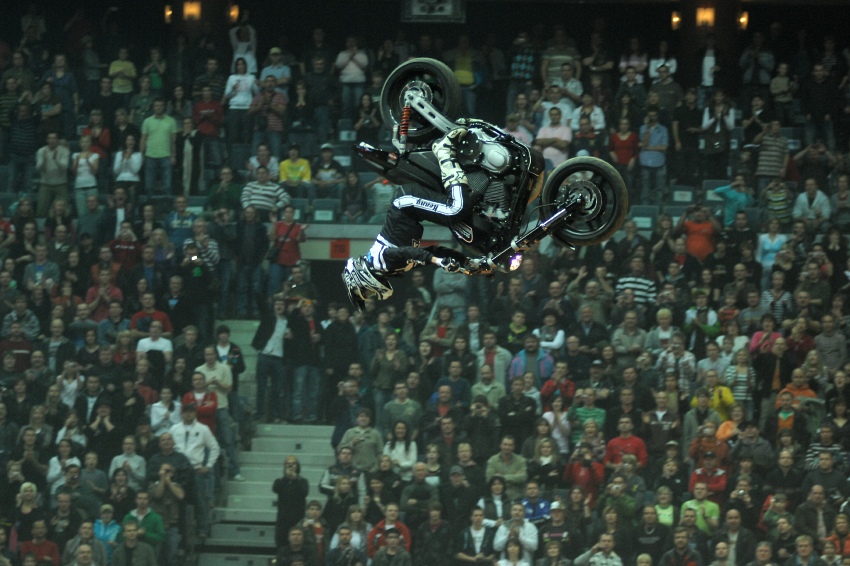 FMX Gladiator Games 2009, Praha: Chuck Carothers dv backflip na Harleyi