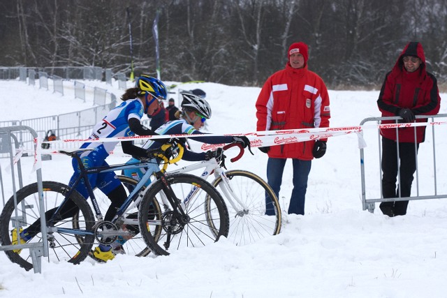 Mistrovstv R v cyklokrosu 2010, Tbor: Kateina Nash dotahuje Pavlu Havlkovou po pdu