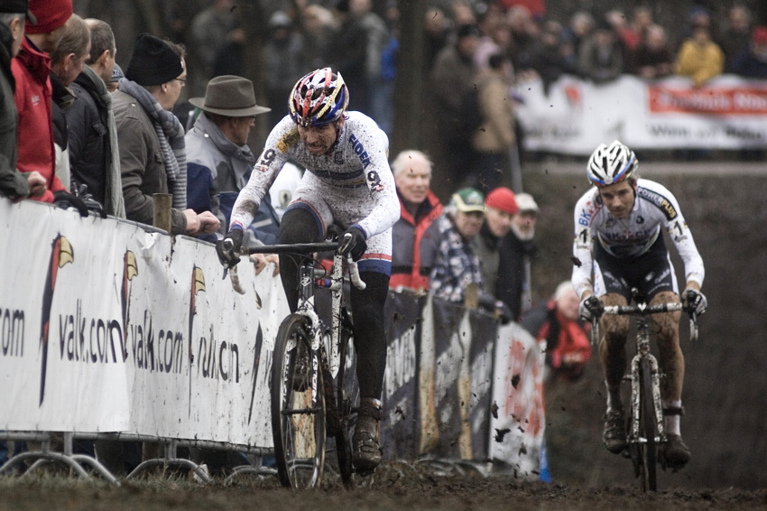 Svtov pohr v cyklokrosu #9, Hoogerheide 2010: Zdenk tybar a Niels Albert v njezdu do poslednho kola