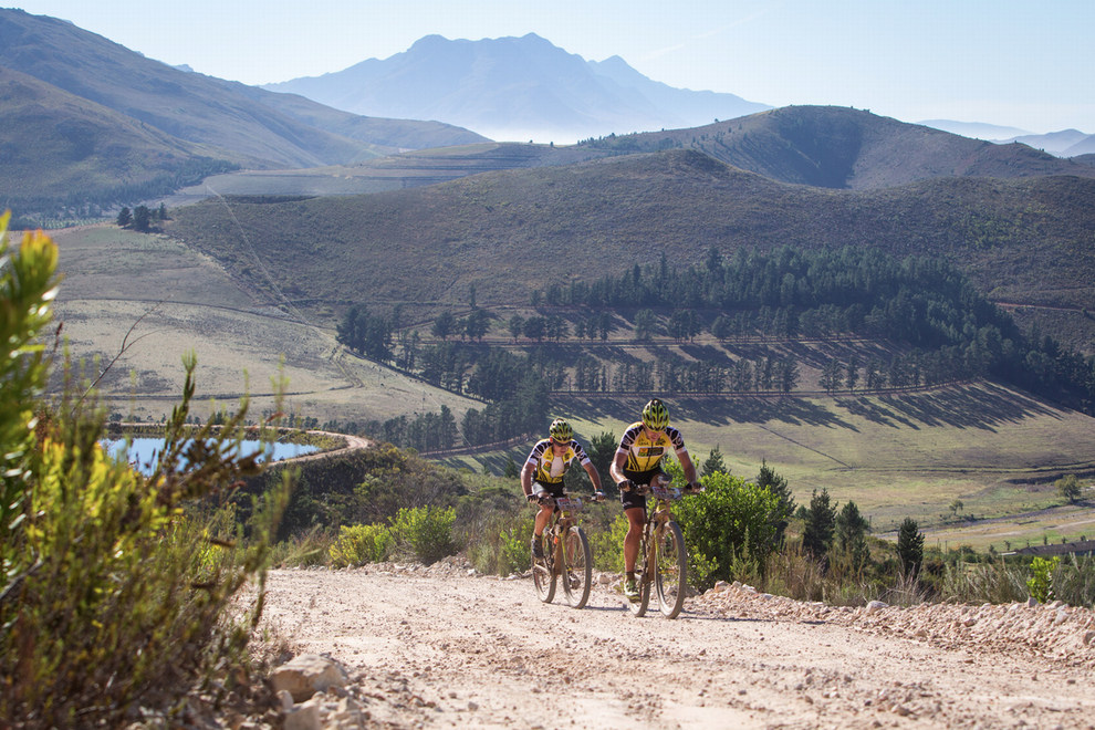 Cape Epic 2014 - Kristin s Robertem v pt etap dotahuj ztrtu zpsobenou defektem 