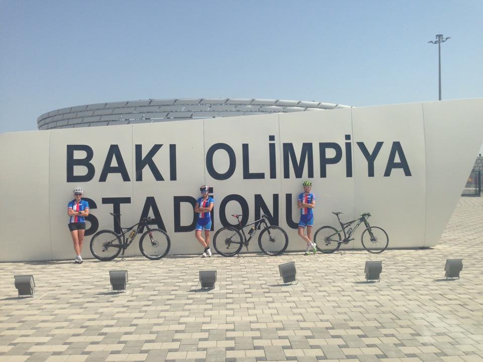 Trojice eskch biker v Baku ped olympijskm stadionem
