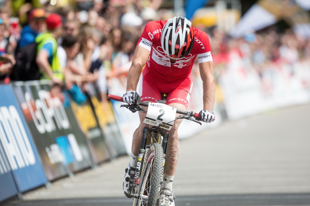 Zlomen a oden Nino Schurter