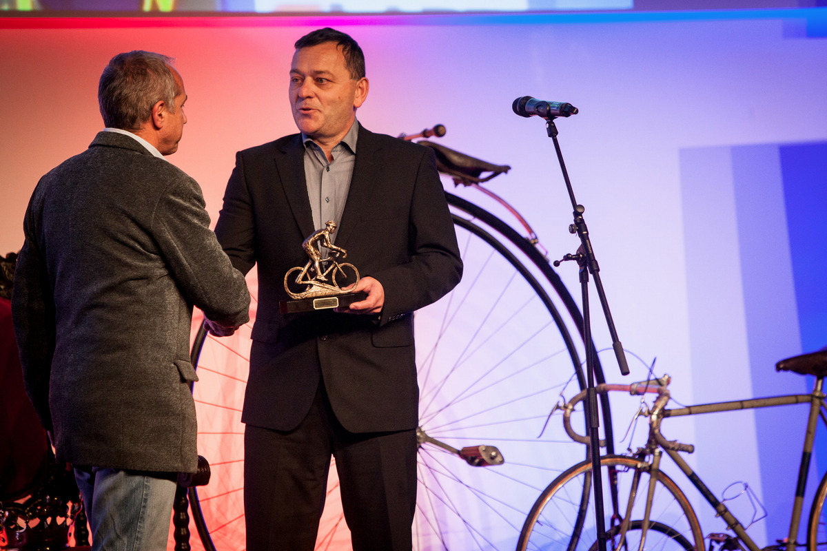 Krl cyklistiky 2015 - Petr Balogh pedv cenu nejlep cyklokrosace Pavle Havlkov, kterou zastupoval jej kou Milan Hollosi