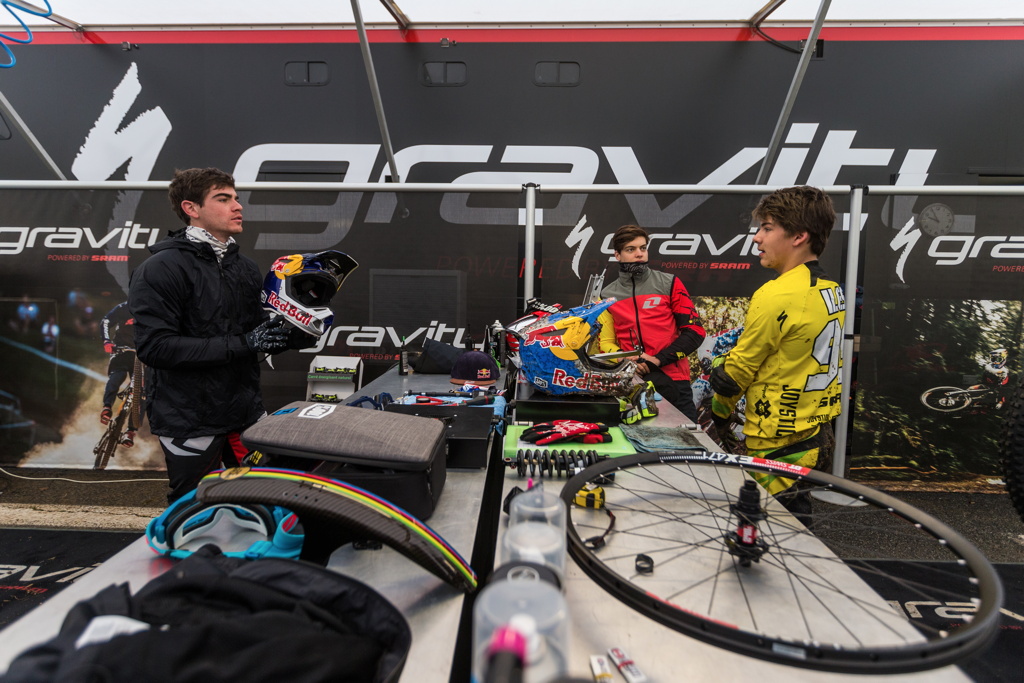 Ti mlad stelci tmu Specialized Gravity powered by SRAM: Loic, Loris a Finn