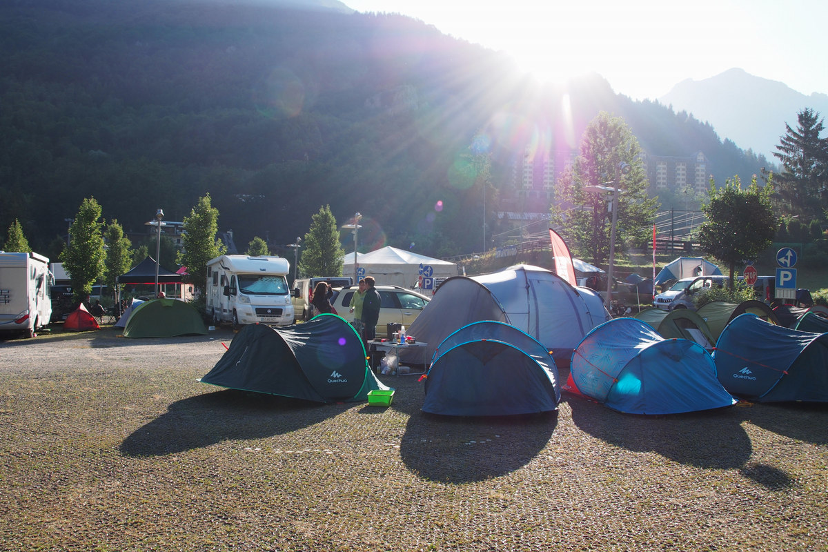 Prvn base camp na parkoviti v Limone Piemonte