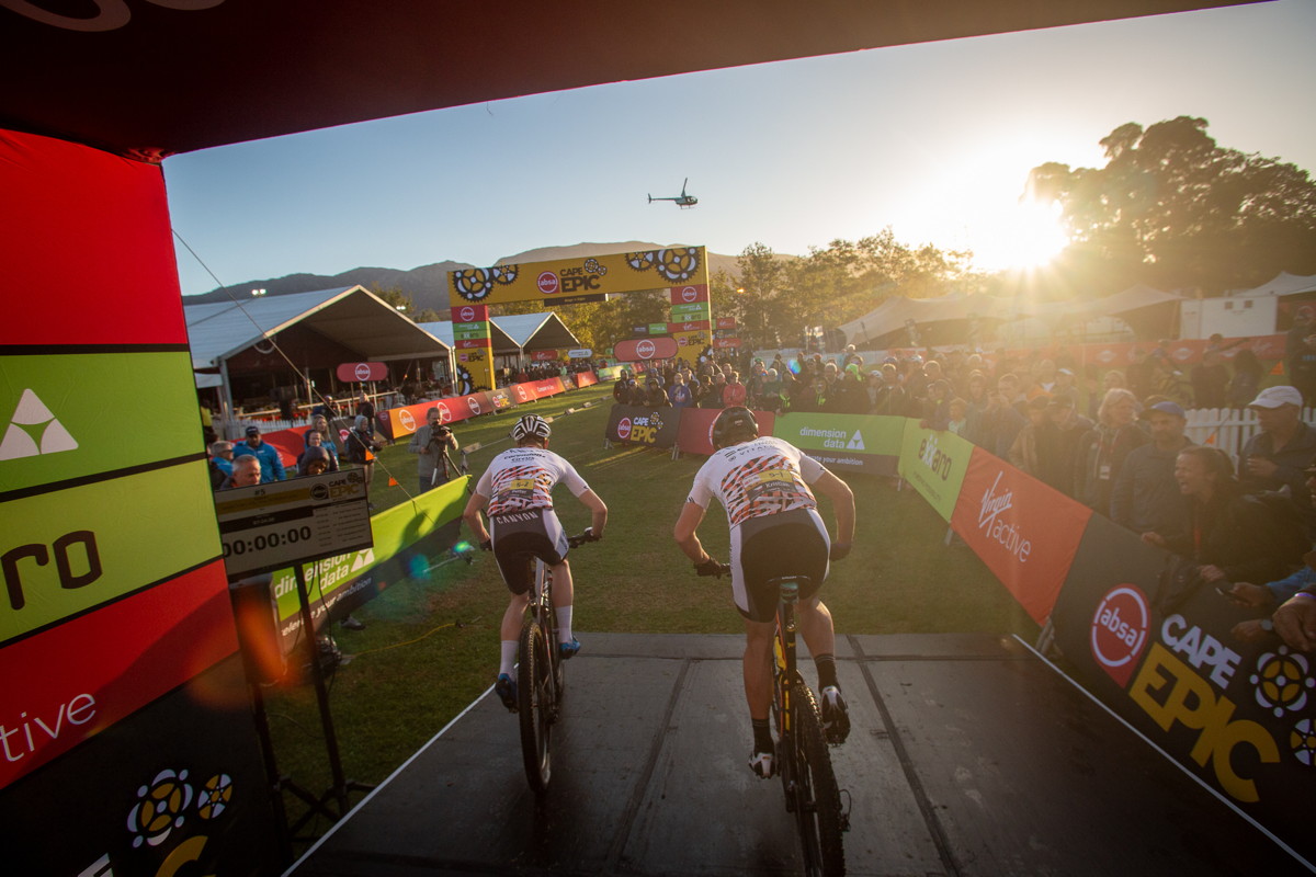 Cape Epic 2019 - Kristin a Petter startuj do asovky