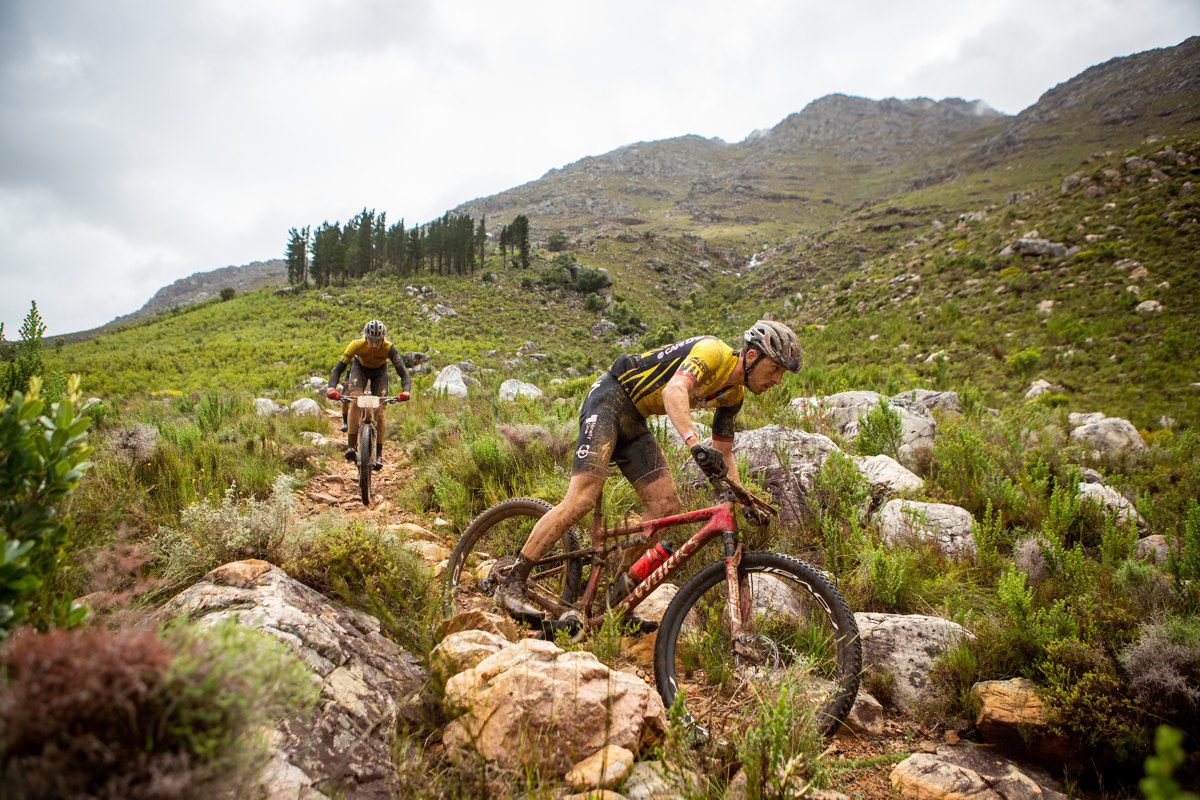 Cape Epic 2021 - 6. etapa - Jordan Sarrou a Matt Beers si sedli skvle