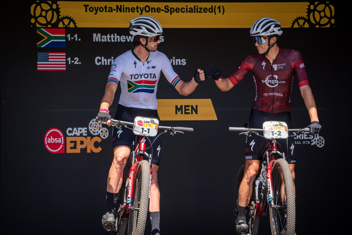 Cape Epic 2022 - prolog - jedniky Matt a Chris