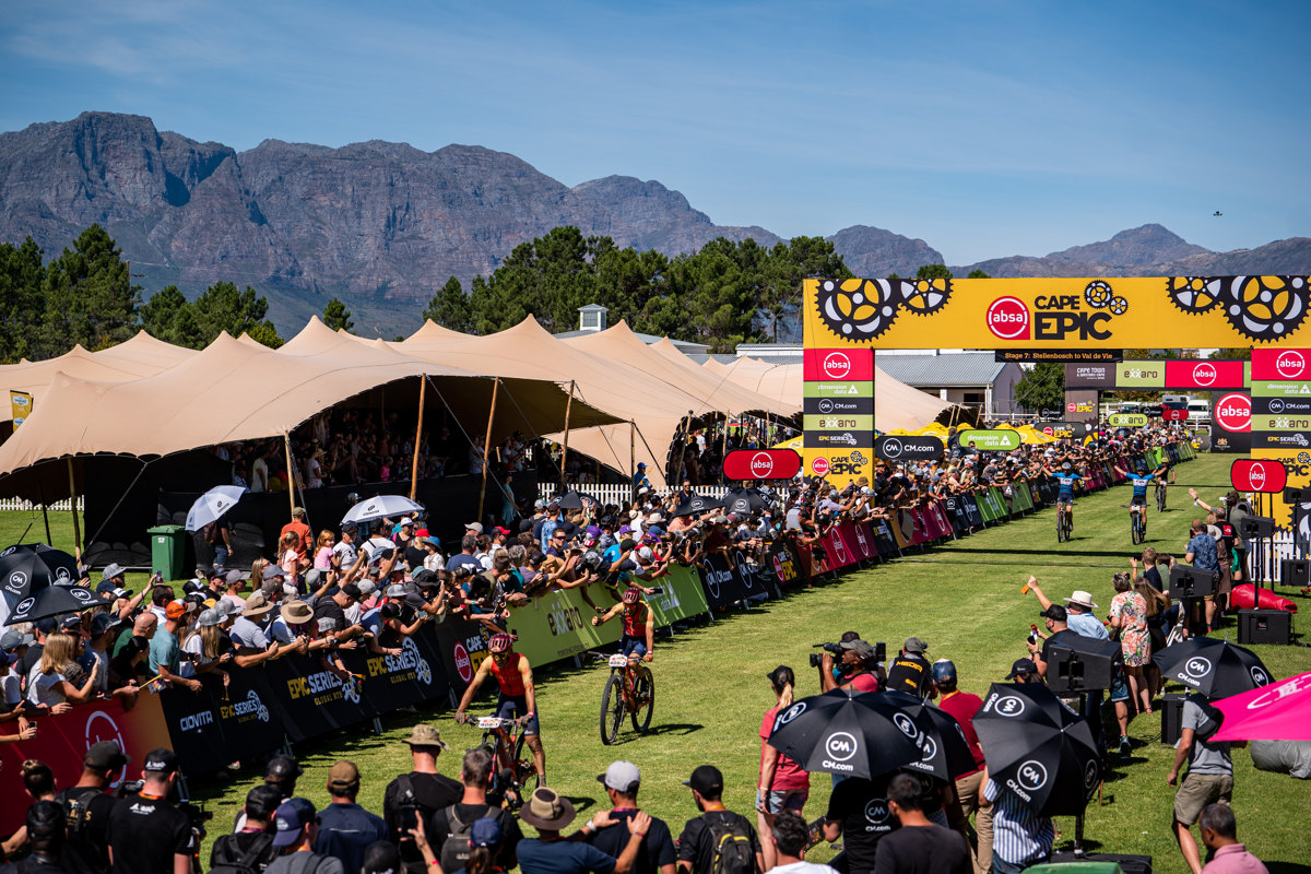 Cape Epic 2022 - 7.E. - pjezd nejlepch Masters - Sausera a Platta