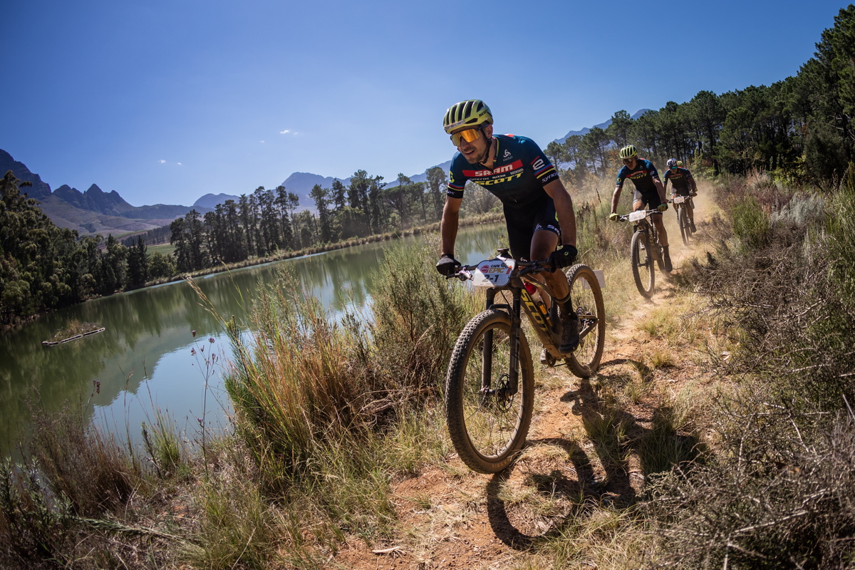 Cape Epic 2022 - Nino Schurter a jeho smeka na obhldce prologu