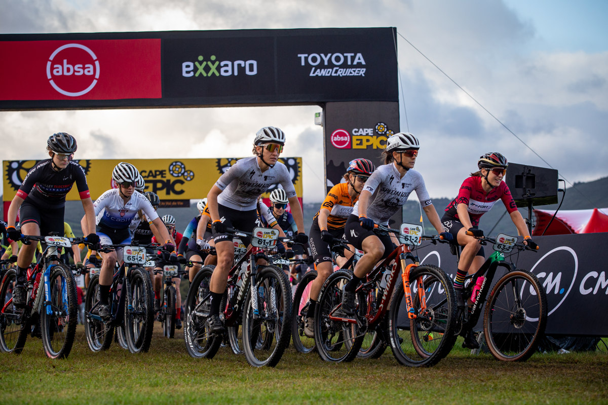 Cape Epic 2023 - 7. etapa - poslednch 80 km i pro Katku Nash